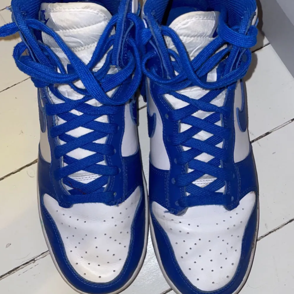 Intressekoll på mina blåa Nike dunks game royal köpta förra året! Använt fåtalgånger. Cond. 8/10. Skriv privat för bilder eller frågor. Nypris 2550kr!. Skor.