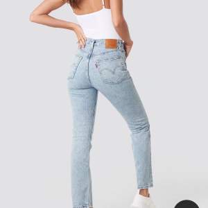 Ett par Levis jeans i fint skick i storleken: W25 L26 Nypris: 1199kr -skriv till mig vid funderingar, köparen står för frakten.
