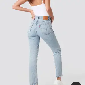 Ett par Levis jeans i fint skick i storleken: W25 L26 Nypris: 1199kr -skriv till mig vid funderingar, köparen står för frakten.