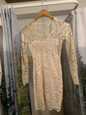 Klänning med spets - Ljusrosa klänning i spets bra skick