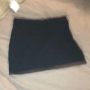 Kjol - Svara kjol ifrån H&M 🤍