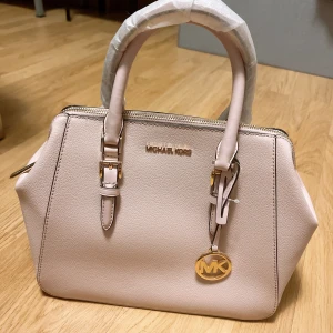 Väska - Äkta MK Rosa Väska. Ny oanvänd ❤️