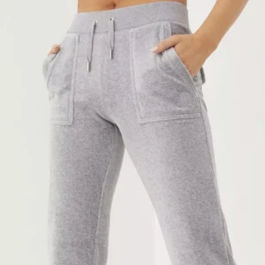 Gråa juicy byxor - Gråa juicy byxor, i storlek 14/15 alltså typ xxs , använt byxorna 2 gånger så inga fläckar eller skador, jag själv är 1,53 och dom är lite för långa det är därför jag säljer dom:) köparen står för frakt!:) nypris:1,300 