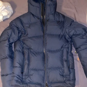  PEAK PERFORMANCE RIVEL DOWN JACKET HERR - RIVEL DOWN JACKET HERR i storlek S, passar även M  nypris 3700