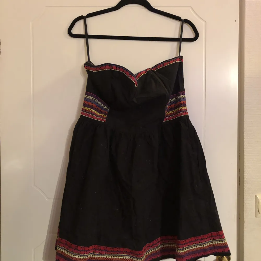 svart ärmlös klänning med mönster. köpt på H&M. aldrig använd, fint skick. storlek 44. skicka pm om du har frågor eller vill se fler bilder <3 . Klänningar.