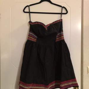 svart ärmlös klänning med mönster. köpt på H&M. aldrig använd, fint skick. storlek 44. skicka pm om du har frågor eller vill se fler bilder <3 