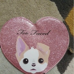 Too faced necessär  - Frakt: 30kr.  TRYCK INTE PÅ KÖP NU UTAN KONTAKTA MIG OM DU VILL KÖPA 🥰