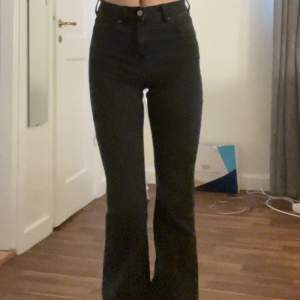 Fina utsvängda midwaist jeans i bra skick. Kommer tyvärr inte till användning. Nypris 499kr. Jättebra stretch. En liten fläck på låret men syns knappt. Kontakta vid intresse. (Frakten beror lite på) 