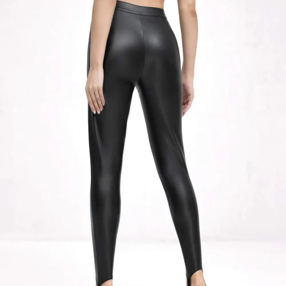 Skit snygga svarta byxor från Shein i storlek S. Dom e helt nya och oanvända. 💕🥰  . Jeans & Byxor.