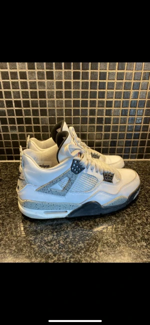 Jordan 4 ’White Cement’ - Jordan 4 ’white cement’  Cond 8/10 Box medföljer samt alla taggar.  EU42 