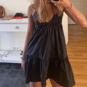 Svart zara klänning  - Säljer denna svarta zara klänningen i storlek Xs. Denna klänningen är slutsåld på zara och den är bara använd en gång så den är som ny! (Bild är från Pinterest)  