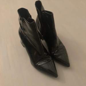 Svarta skor/bootz/klackar med spetsig tå👢