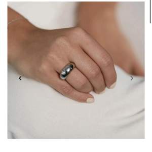 Säljer denna ringen i storlek s (16,8mm) pga lite för stor, ÄLSKAR den annars, köpt för 350 säljer för 200 pga helt ny!!  
