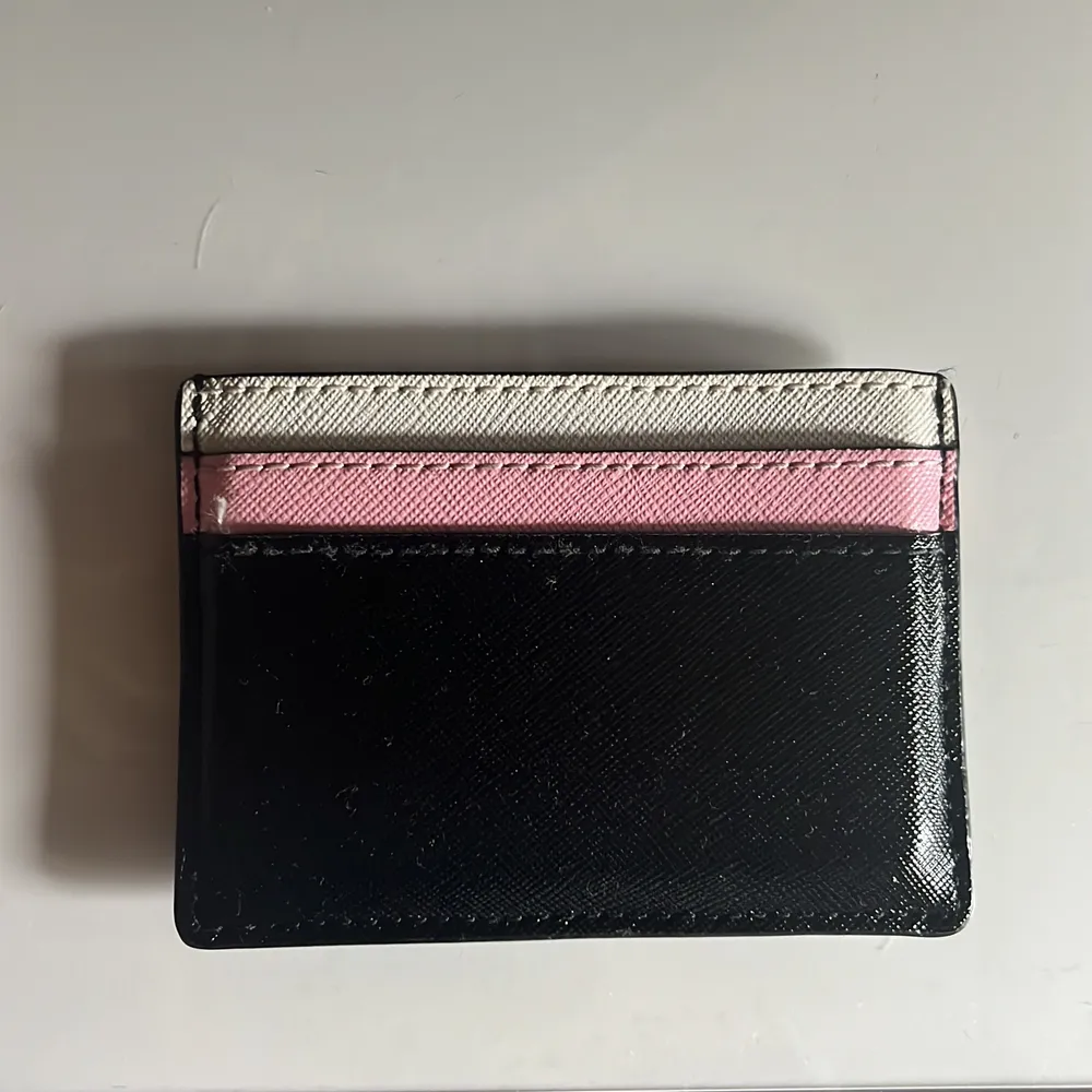 Marc Jacobs plånbok, rosa,vit & svart.  Använd. . Övrigt.