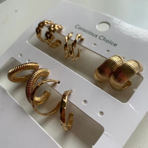 guldiga smycken - guldiga smycken!! små loops, skriv om ni vill köpa enskilda örhängen men 30kr för alla paren!