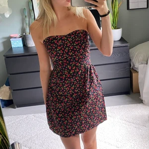 Bandeau klänning  - Superfin bandeau klänning med smultron på. Den är köpt på sellpy, men knappt använd av mig och skulle säga att det är i väldigt bra skick. Köparen står för frakten💕