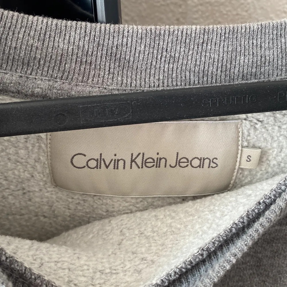 Säljer denna äkta ck jeans sweatshirten då jag tyvärr ej använder den längre. Den är i strl S (killstorlek) alltså lite oversized. Mitt pris är exl frakt, frakten ingår alltså inte i priset❤️‍🔥SÄLJER EJ GENOM ”KÖP NU”, SKRIV PRIVAT ENDAST❤️‍🔥. Hoodies.