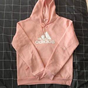 Adidas hoodie  - Säljer en fin rosa hoodie som har använts några gånger. Märket e adidas i storlek L, materialet e jätte bra o bekvämt och den är i bra skick 