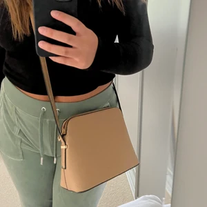 Beige väska  - Säljer denna snygga beiga väska som aldrig användts!❤️ frakt är ej inräknad! 