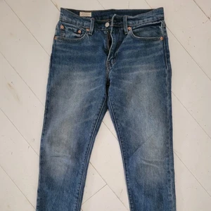 Levis jeans - Knappt använda, som nya! Levis Hi-ball jeans Storlek 28/30 Nypris runt 1200kr