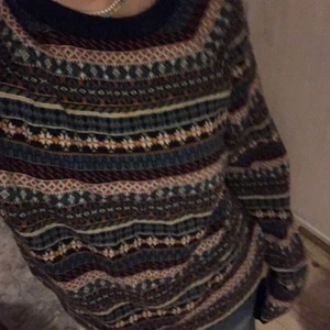 Stickad tröja - Fin tröja från Kappahl✨ Den är i storlek M och sitter liksom lite oversized som på bilden. Passar dock många storlekar beroende på hur man vill att den ska sitta, själv har jag oftast S i tröjor. 