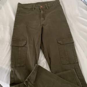 Ett oanvänt plagg från H&M, köpt för 399kr. Militärgröna jeans med fickor, bakfickorna är äkta och fickorna på låren är också äkta fast det har knappar. Inte jätte stretchiga. Passar de som är runt 160-170cm lång