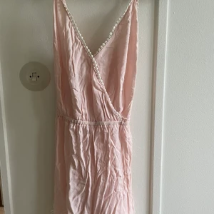 Playsuit - Playsuit från H&M i storlek 46. Aldrig använd endast hängt i garderoben då den var beställd i fel storlek.