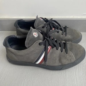 Moncler skor - Väldigt fina moncler skor, såklart äkta. Box och scankod som bevisar att dem är äkta tillkommer vid köp. Storlek 42. Skriv vid funderingar😇