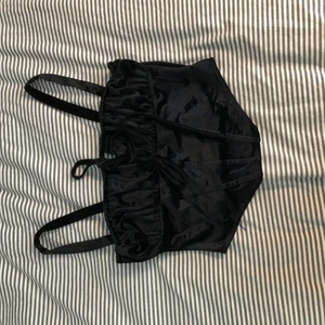 Top strl 38 - Fin svart top i sammet från shein 