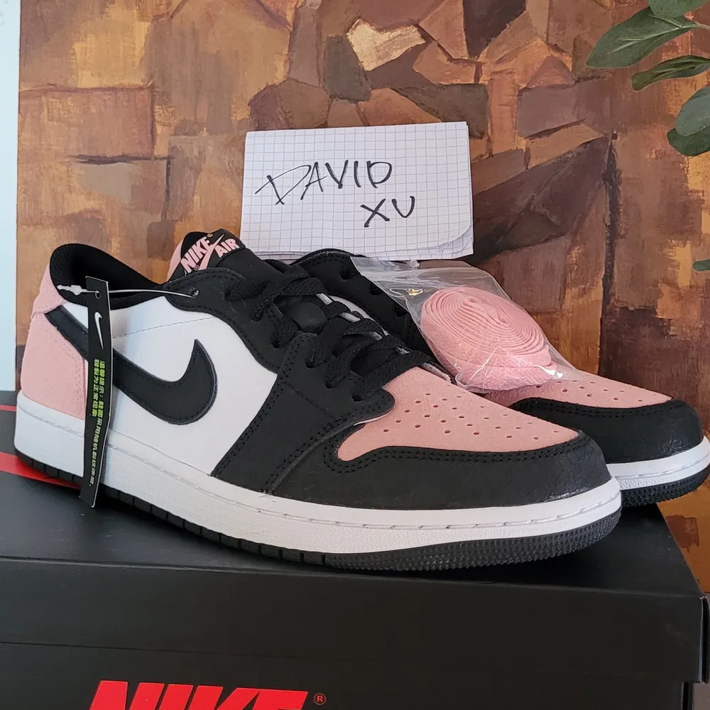 Aj1 low og bleached coral Storlek: 42.5 Cond: DSWT   Kvitto finns, ref finns, lc finns  Pm vis frågor!. Skor.