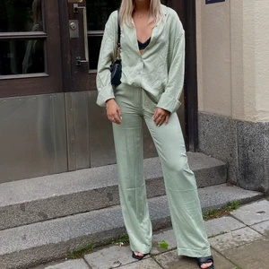 Mintgrönt set - Säljer mitt mintgröna set från NAKD, skjorta i storlek 34 medan byxor 36. Använd en gång. Skjorta 150kr och byxor 200kr. 