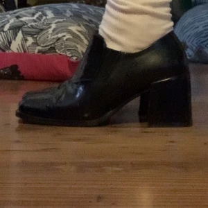 Svarta lackskor  - SÅ snygga lackskor med klack! Knappt använda så i jättebra skick<3 står ingen storlek men är väldigt små i storlek så ippskattar till ca 36💞