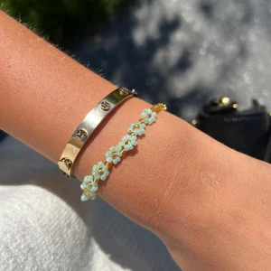 Pärlarmband med blommor 🧚🏼‍♂️ - Pärlarmband med valfri storlek, färg & mönster 💐 2 armband för 32kr, 3 armband för 42kr, 4 armband för 52kr, 5 armband för 62kr. Blomarmband kostar 40kr Frakten kostar 13kr 🌸