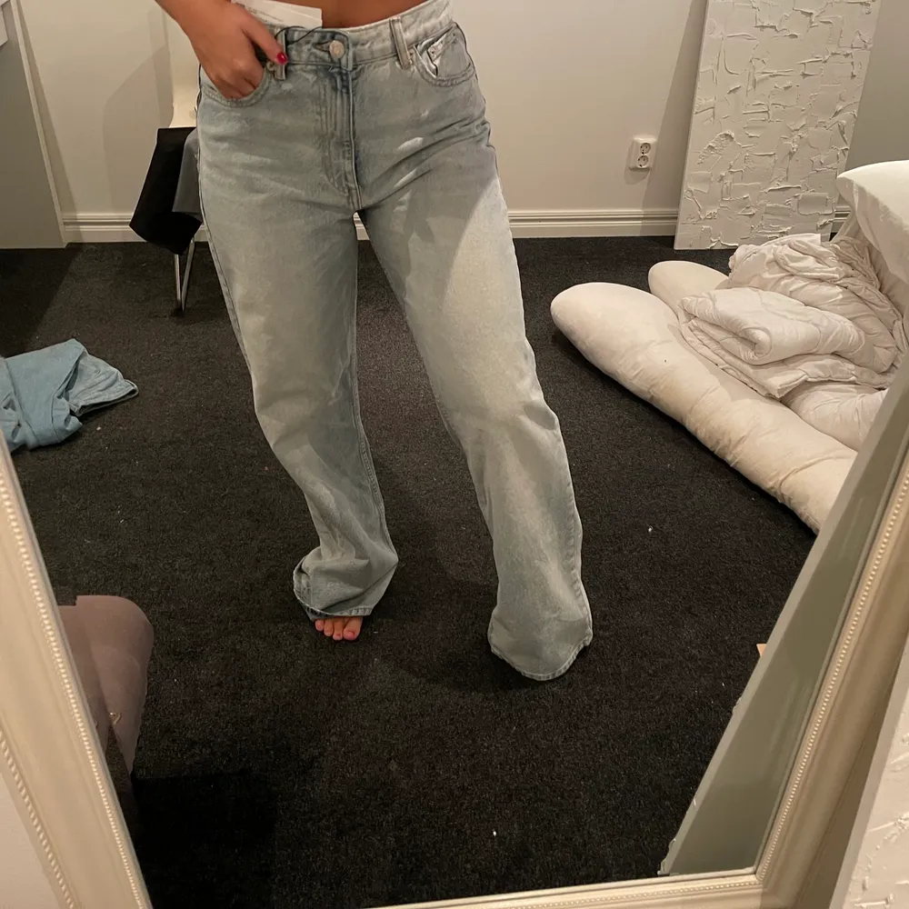 Säljer helt nya zara jeans i storlek 38 💛. Jeans & Byxor.