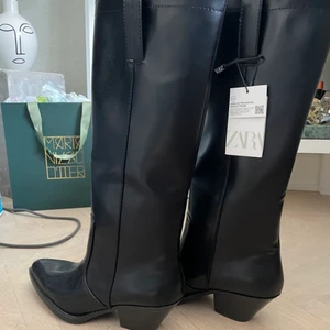 Boots - Såå snygga boots som tyvärr inte kan följa med när jag flyttar utomlands. Dem är aldrig använda därav lappen. Nypris 699kr, helt fantastisk passform och så sköna!