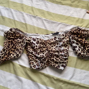 Asos-topp leopardmönster - Såå fin leopardmönstrad topp från Asos i storkek 38, lite tjockare material så perfekt till en utekväll💞💞 Passar 36-38   I mycket bra skick🌹🌹