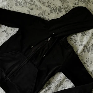 JuicyCouture kofta strl Xs -   * Nytt skick, använd ca 2-3 gånger vid korta tillfällen.  *Köpt på Juicy Coutures egna hemsida. *  XS i koftan. * Pris gäller exkl. frakt. 