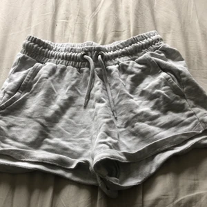 Gråa mjukisshorts  - Gråa mjukisshorts, inte använda, frakt tillkommer!
