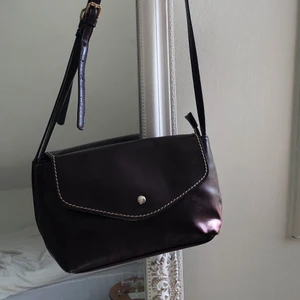 Söt handväska  - Schysst mindre handväska köpt på myrorna! Axelbandet är justerbart och det finns en ficka med dragkedja på baksidan och insidan samt två fack inuti väskan. Skriv gärna vid frågor eller om fler bilder önskas! 💛