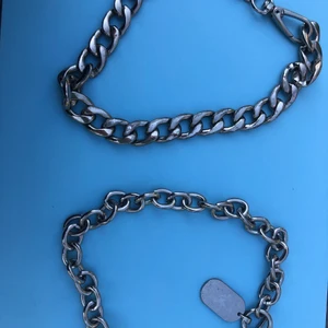Schyssta kedjor  - Säljer dessa två kedjor båda köpta från Weekday. Kedjorna är lite slitna. Går att köpa tillsammans eller separat (25kr). Skiva gärna vid frågor eller om fler bilder önskas! 💛