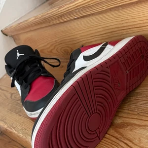 Jordans🔥 - ⚡️Snabba dojor⚡️Jordans!! Köptes ganska nyligen men är för små för mig:/ dem är i strl 39🫶⚡️ har lite slitage i hälen men ändå i bra skick, hör av dig om du vill ha fler bilder:)