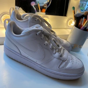 Nike air force - Köpta i vintras och endast använda ca 5 gånger. Superfina, men tyvärr är dom försmå för mig som har 39,5-40 :(  I nyskick 🤍🫶🏻