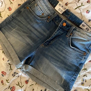 Jeansshorts crocker - Köpta förra sommaren för 399 men har tyvärr inte kommit till användning. Hoppas att någon annan för bättre användning av dom i sommar 🌞🥰