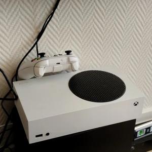 Xbox series S  - Hej säljer Xbox series S med alla kablar och en handkontroll. Knappt använd tror de e garanti kvar kan kolla upp innan jag säljer. Är knappt använt går support tyst inget damm eller smuts i den är som när jag köpte den då den bara e använd några timmar 