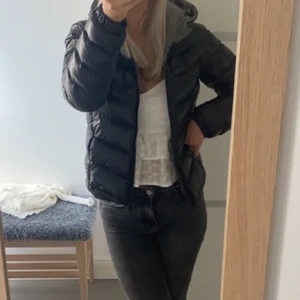 Colmar jacka  - Säljer min colmar jacka köpt i början av våren, ser helt ny ut då jag inte använt den mer än ksk 7 gånger♥️ skriv privat för frågor eller intresse<33 NYPRIS 6000kr