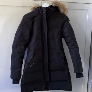 Canada Goose - Bra skick(väl omhändertagen) med fin päls. Modellen heter Shelburne parka black label. Finns inget kvitto därav priset. Priset går att diskutera vid snabb affär. Säljes på grund av att den är för liten, jackan är i storlek S. Möts i Stockholm