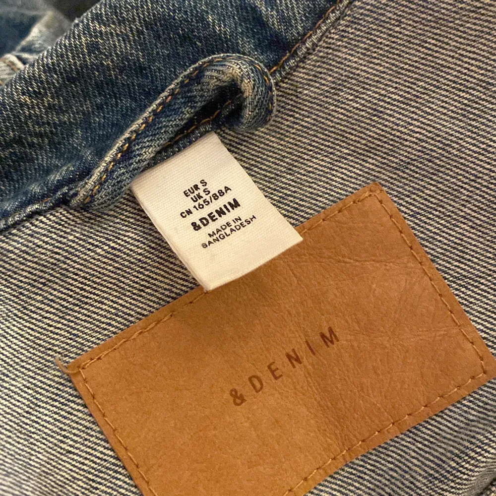 Köp inte direkt! Super fin jeansjacka ifrån &DENIM. Lite croppad i en mellan blå urtvättad färg, passar Xs-M beroende på hur man vill att den ska sitta:) Pris kan diskuteras💕 (köparen står för frakt). Jackor.