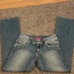Jeans - Jeans som ser helt nya ut, dem är lågmidjade med bootcut, innebens länden är 80cm o midjemåttet är 37cm skriv till min om du är intresserad💕