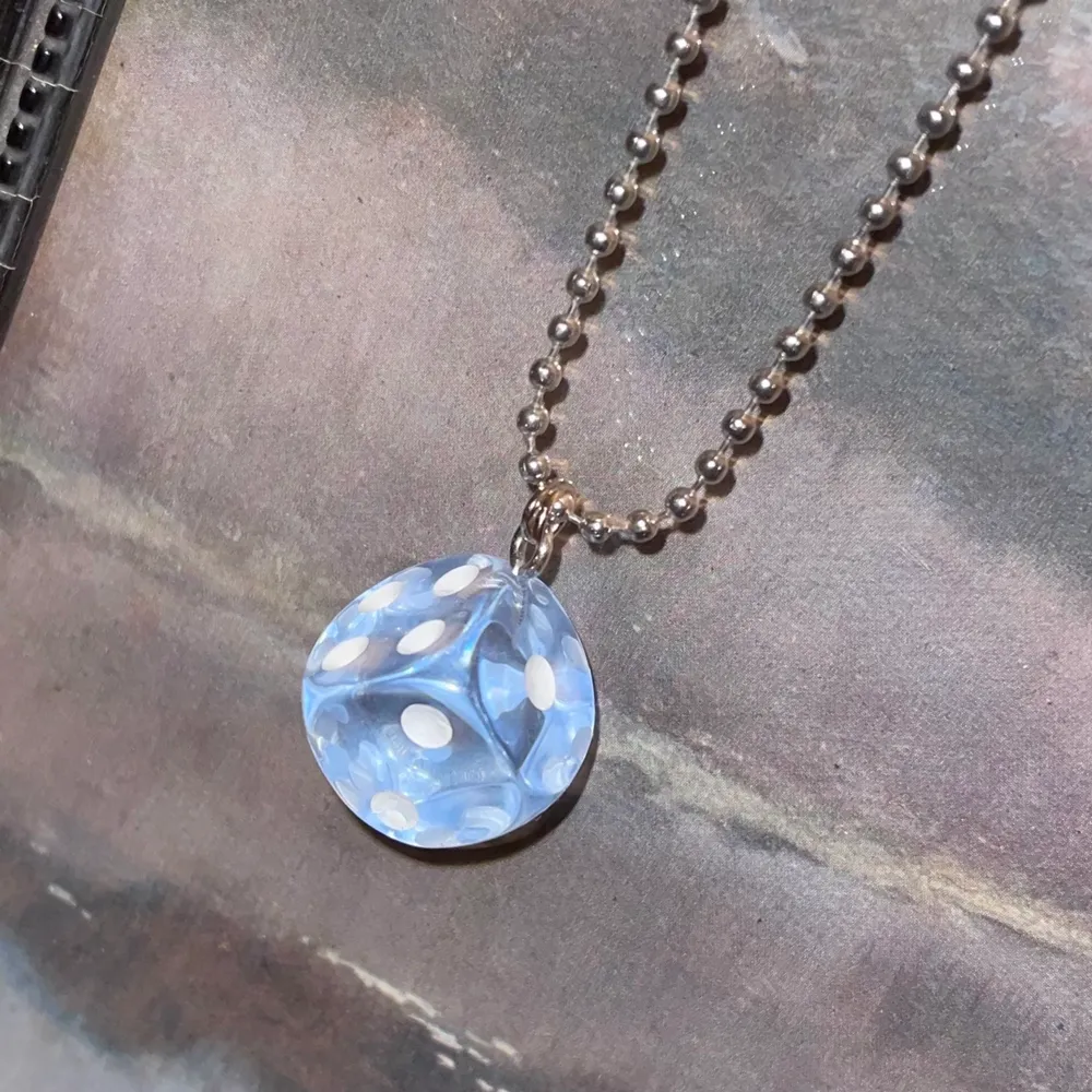 ”Dice-halsband” med en blå semitransparent tärning och kulkedja 🎲🧞♂️ Jag postar vanligtvis med frimärken, frakt tillkommer då på 13kr & kommunikation sker via plicks DM (bifogar alltid postbevis). Det går dock även bra att betala genom plicks egna lösning.. Asusteet.