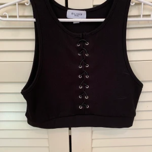 Svart crop top - Säljer denna top i fin skick då den inte passar längre :) 